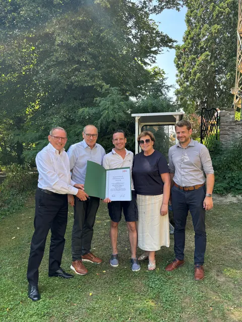 Eine Abordnung der WKO Deutschlandsberg gratuliert Christoph Zmugg zum Jubiläum. | Foto: Zmugg