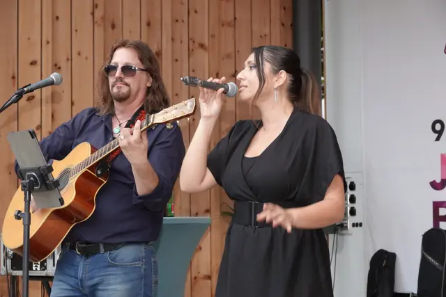 Das Duo "Cuore Italiano" überzeugte mit italienischer Musik und brachte die Leute am Samstag zum Tanzen. | Foto: Michael Blinzer