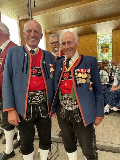 Werner Daum wurde für 60 Jahre und Hermann Mair für 65 Jahre Mitgliedschaft geehrt - beide sind Mitglieder der MK Vals-St. Jodok.
 | Foto: Mair