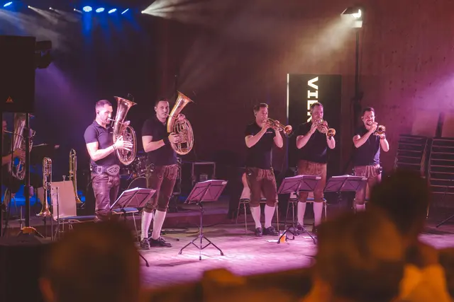 Am Freitag Abend heizte die Gruppe Viera Blech im Zelt ordentlich ein.  | Foto: Thomas Holzmann
