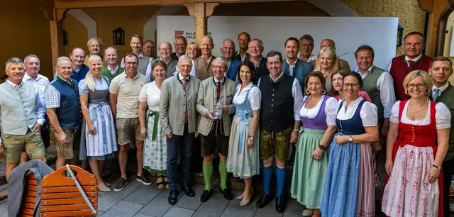 Landeshauptfrau Mag. Karoline Edtstadler, Landeshauptmann a.D. Dr. Wilfried Haslauer, Bezirksobmann LAbg. Dr. Josef Schöchl im Kreise von Flachgauer Funktionärinnen und Funktionären. | Foto: Salzburger Volkspartei