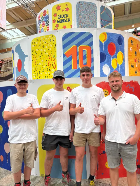 Die beteiligten Lehrlinge von Wiesinger Bau: Maximilian Landlinger, Fabian Reichinger, Elias Pögl und Bauleiter Julian Heit. | Foto: Wiesinger Bau