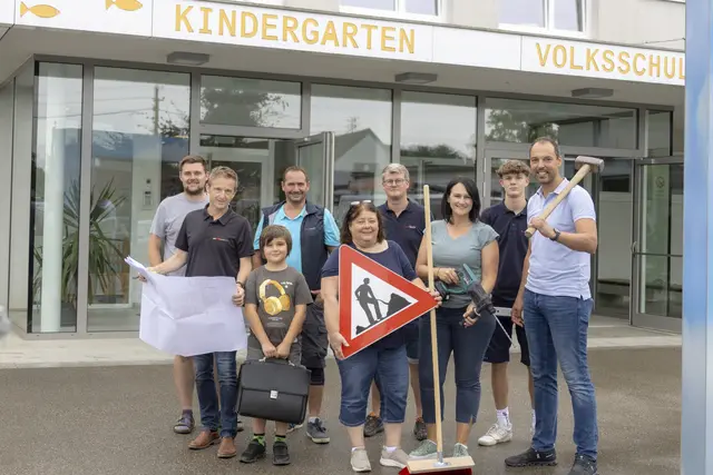 Bürgermeister Klaus Lindinger, Kindergarterleiterin Silvia Froschauer, Volksschuldirektorin Martina Papek, sowie Baumeister Manfred Dickinger leiten die Moderniserungsarbeiten offiziell in Fischlham ein. | Foto: Gemeinde Fischlham