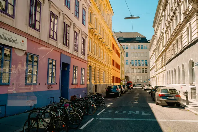 Städte heizen sich mehr auf als ländlichere Regionen. Das liegt daran, dass städtische Oberflächen wie Asphalt und Beton tagsüber mehr Wärme speichern und nachts langsamer abkühlen.  | Foto: unsplash