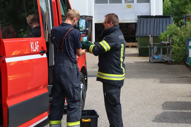 Unerwünschter Besuch auf der Toilette eines Betriebs in Wels-Pernau. Die Feuerwehr musste die eineinhalb Meter lange Schlange einfangen. | Foto: laumat.at