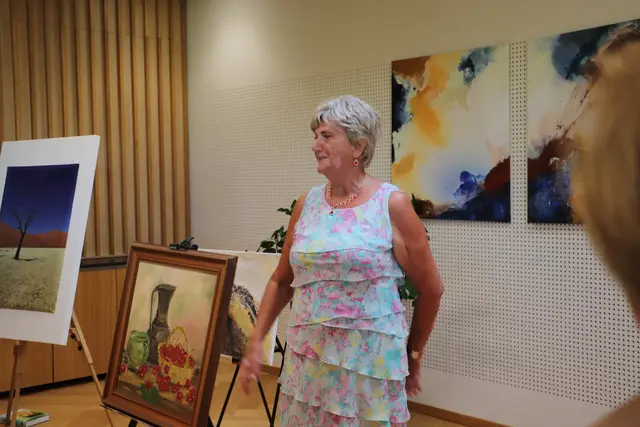 Sophie Gruber mit einem Stillleben Öl auf Leinwand | Foto: Edith Ertl