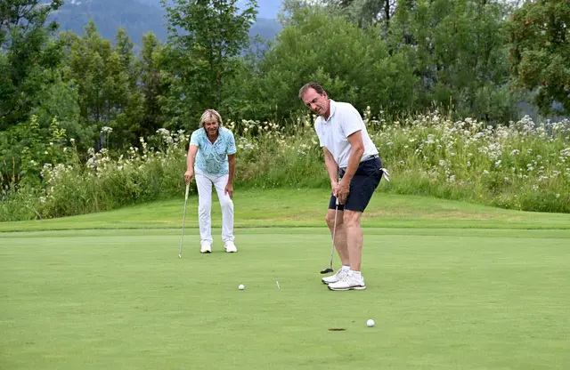 Hansi Hinterseer und Markus Prock (Präsident Club of Masters) matchen sich am Green am Goldplatz Wilder Kaiser. | Foto: CoM/Wolfgang Breiteneicher