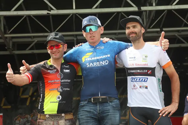 Der Julbacher Michael Hofer (m.) gewann die Kategorie Einzelfahrer Herren beim 24h-Rennen. | Foto: Eventfoto/Maringer