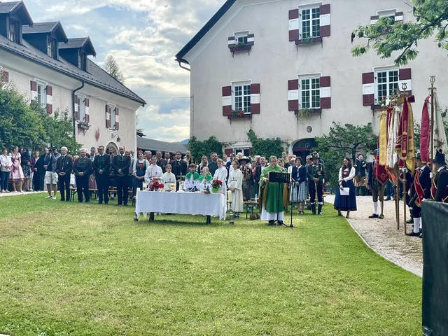 Der Festtag der Blasmusik wurde mit einer heiligen Messe beim Schloss Schneeberg begonnen.  | Foto: Mair
