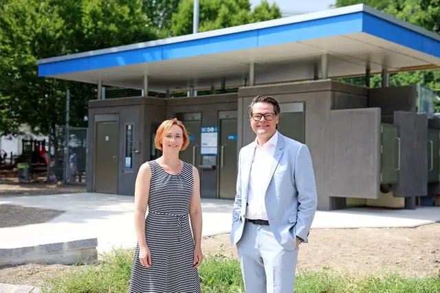 Bezirksvorsteherin Lea Halbwidl und Stadtrat Jürgen Czernohorszky (beide SPÖ) vor der neuen Toilette. | Foto: Votava