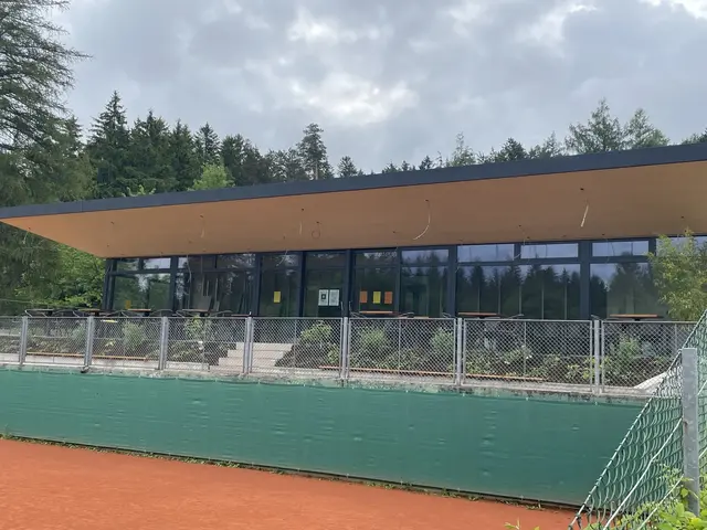 Das fast fertige Clubhaus von etwas weiter weg, mit Blick auf den Tennisplatz. | Foto: TC Igls