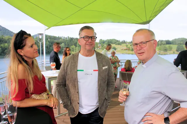 Bürgermeister Helmut Linhart mit Gattin Andrea und Pfarrer Martin Trummler | Foto: Cescutti