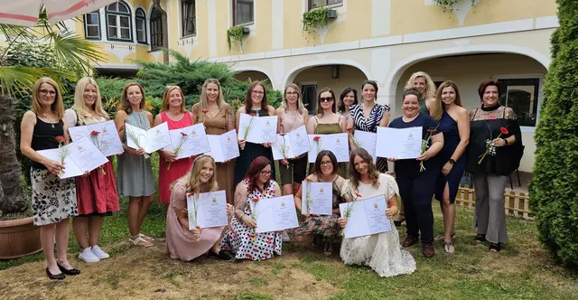 Die frischgebackenen Kleinkinderzieherinnen und Tagesmütter wurden in St. Veit ausgebildet. | Foto: Universitas