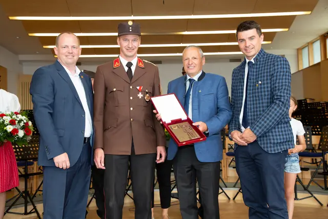 Verleihung der Florianiplakette des Landesfeuerwehrverband: Karl Heymich, Walter Hochenegger, Paul Greiter und Simon Schwendinger (v.l.). | Foto: Maria Venier