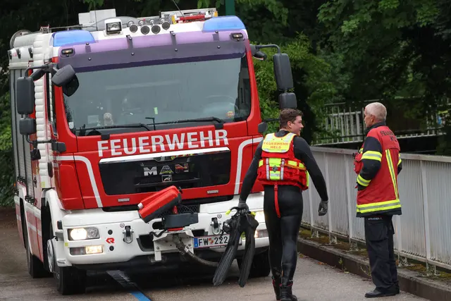 Waffenfund im Welser Mühlbach: Fließwasserretter der Feuerwehr bringt eine Pistole für die Polizei zum Vorschein.