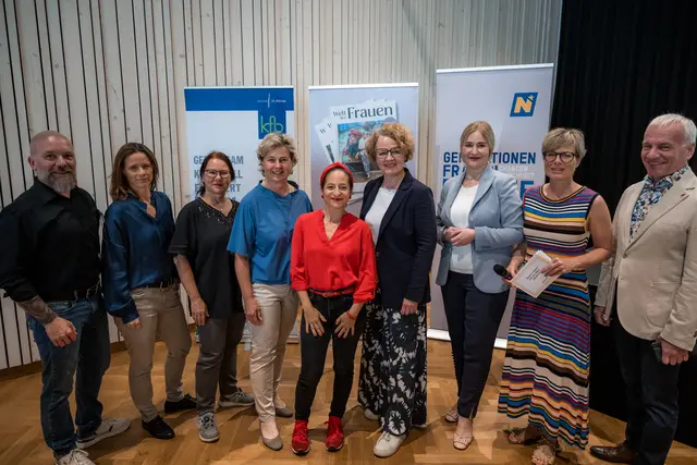 "Mental Load" in Reinsberg: Bürgermeister Reinhard Nosofsky, Leiterin Verein wendepunkt Lisi Cinatl, Gerlinde Mauerer von der Uni Wien, Beirätin "Welt der Frauen" Anna Rosenberger, Schauspielerin und Sängerin Caroline Athanasiadis, Frauen-Landesrätin Christiane Teschl-Hofmeister, Herausgeberin "Welt der Frauen" Christiane Feigl sowie Männerforscher und Psychotherapeut Erich Lehner | Foto: Erich Marschik/Land Niederösterreich