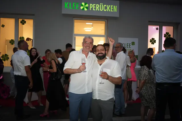 Die Brüder Klee präsentieren ihre erste Filiale in Wien.  | Foto: Klee Perücken