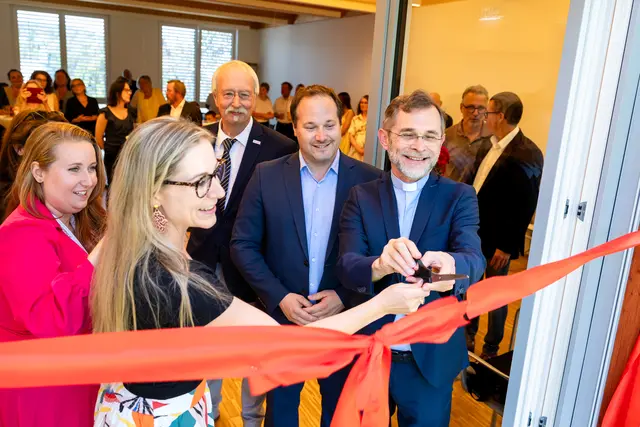 v.l.: Katharina Dolezal (Leiterin des Refugiums Collegialität), Nicole Meissner (Geschäftsführerin der St. Elisabeth-Stiftung), Thomas Böck (Vorsitzender Collegialität Privatstiftung), Daniel Resch (Bezirksvorsteher Döbling, ÖVP) und Josef Grünwidl (Administrator der Erzdiözese Wien). | Foto: Erzdiözese Wien/Stephan Schönlaub