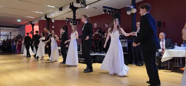 Die Tanzschule isi-dance studierte die Eröffnung mit dem Jungdamen und -herrenkomitee ein. | Foto: bebruck