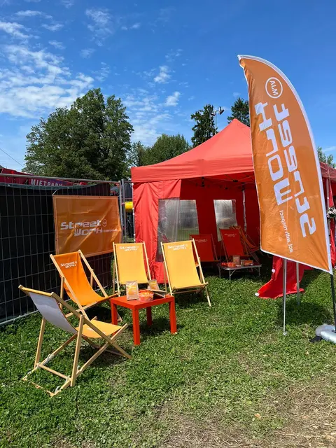 Mit im Gepäck haben die Streetworker Pavillon, Liegestühle, Sitzsäcke, Musik, kühle Getränke, Snacks und jede Menge Spiele. | Foto: Verein I.S.I.