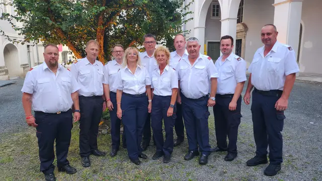 Kommandant Christian Leitgeb (2. v. l.) mit den Bewertern des BFV Voitsberg auf Schloss Pöllau | Foto: BFV Voitsberg