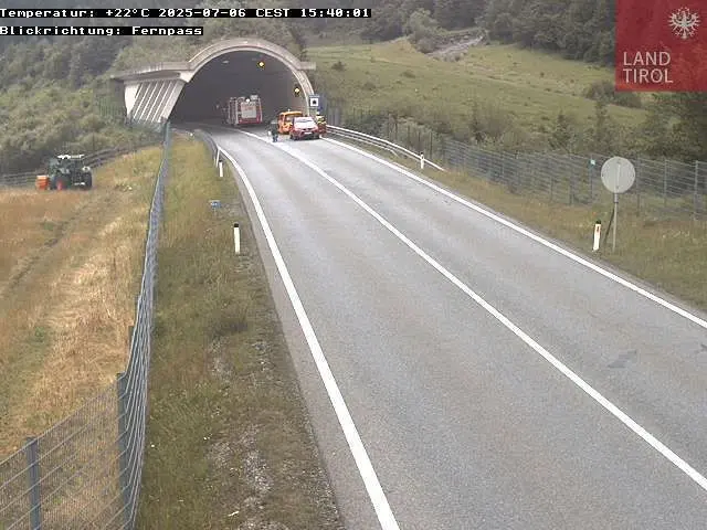 Aus bislang unbekannter Ursache kam es im Wannebachtunnel zu einer Frontalkollision zwischen einem Pkw und einem Kleinbus. | Foto: LandTirol