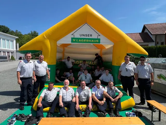 Die Feuerwehr Badersdorf testete beim Feuerwehrfrühschoppen in Kleinpetersdorf die Hüpfburg. | Foto: Feuerwehr Badersdorf