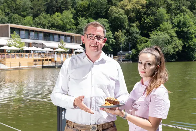 Geschäftsführer Michael Zotter und sein Team verwöhnen alle Gäste im Thaler See Garten mit gutem Essen und Meispeisen aus der eigenen Patisserie. | Foto: Region Graz - Harry Schiffer