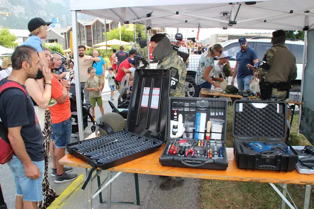 Der Infostand der Militärpolizei war sehr gefragt | Foto: Manfred Jordan