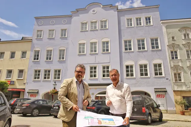 Arev-Geschäftsführer Claus Pargfrieder mit Bürgermeister Bernhard Zwielehner. | Foto: Julia Martin