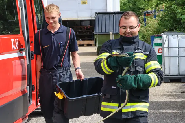 Unerwünschter Besuch auf der Toilette eines Betriebs in Wels-Pernau. Die Feuerwehr musste die eineinhalb Meter lange Schlange einfangen. | Foto: laumat.at