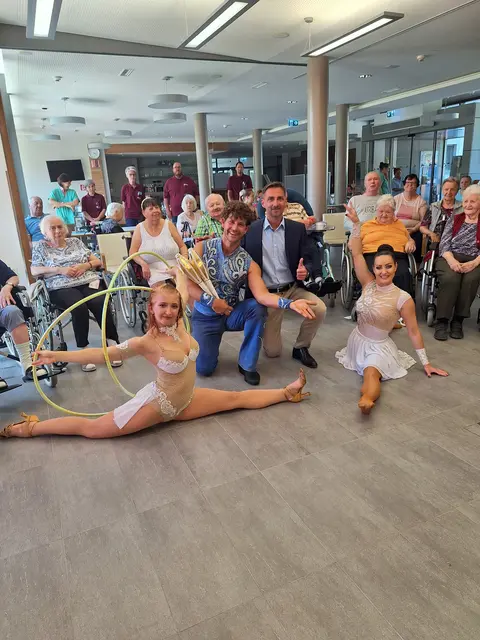 Artisten des Zirkus Pikard mit dem stellvertretenden kaufmännischen Klaus Neubauer im Kreis der Senioren. | Foto: PBZ Scheiblingkirchen