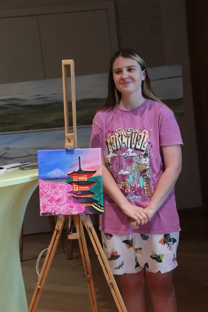 Nadine Hadler (17) mit einem Tempel in Japan zur Zeit der Kirschblüte. | Foto: Edith Ertl