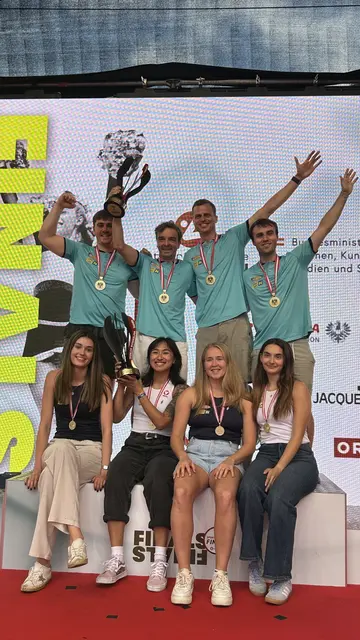 Erste Reihe: Emyr Evans, Jakob Dirnberger, Marcus Greslehner, Michael Haunschmid
Zweite Reihe: Kristina Begeba, Jacqueline Peychär, Alison Thomson, Gioia D’Alonzo. | Foto: Squash Union Wr. Neudorf Mödling