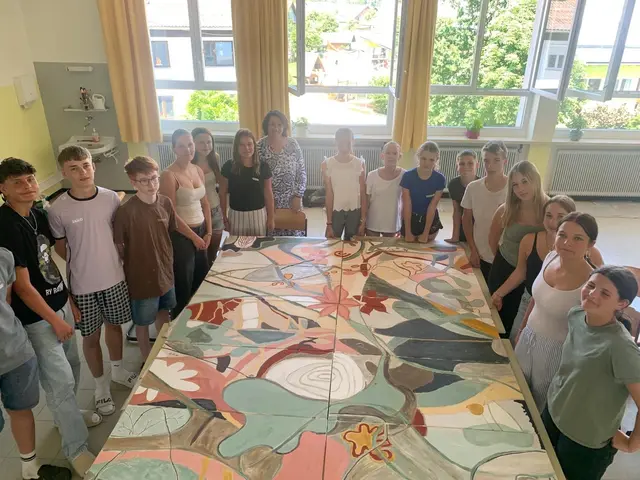 Aus den einzelnen Kunstwerken der Mittelschülerinnen und Mittelschüler entstand ein buntes Gesamtkunstwerk. | Foto: Mittelschule Pram