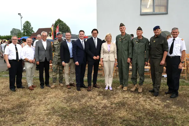 Josef Nußbaumer, Vize-Bgm. Eduard Sanda, Bgm. Leopold Figl (Langenrohr), Oberstleutnant Markus Bock, Andreas Bors, Bernhard Heinreichsberger, Bgm. Bernhard Heinl, Klaudia Tanner, Brigadier Wolfgang Luttenberger, Oberst Wolfgang Rafetseder, Oberst Armin Hölbling, Johann Kellner | Foto: Marktgemeinde Michelhausen