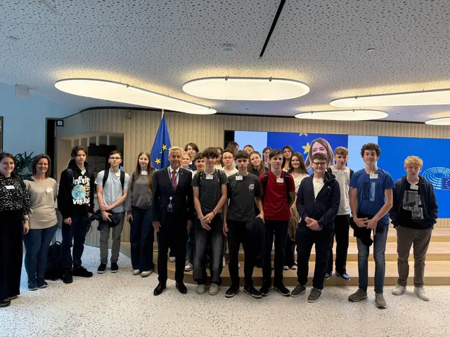 Die 5A-Klasse mit dem österreichischen EU-Abgeordneten Dr. Reinhold Lopatka im EU-Parlament | Foto: BG/BRG Fürstenfeld 