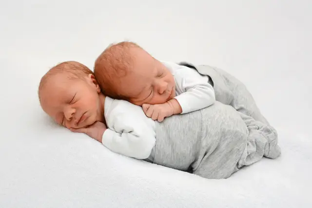 Name: Simon und Leon
Geburtsdatum: 25.06.2025
Gewicht: 2420 g und 2120 g
Größe: 48 cm und 46 cm
Eltern: Madelaine und Christian Zahrnhofer aus St. Michael | Foto: Babysmile