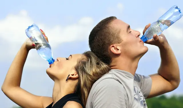 Bei dieser Hitze sollte man viel Wasser trinken. Gut zu wissen, dass die Qualität vom kühlen Nass hierzulande sehr gut ist. | Foto: priyanka98742 / pixabay