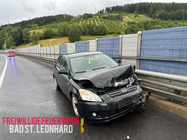 Der Pkw kam von der Fahrbahn ab und kollidierte mit der Leitschiene. | Foto: Freiwillige Feuerwehr Bad St. Leonhard