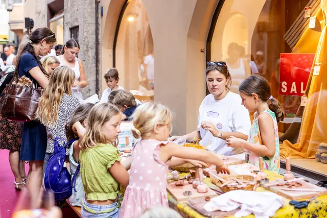 Bereits im letzten Jahr war das Riesengassenfest in der Innsbrucker Altstadt ein voller Erfolg. Dieses Jahr findet das Fest am 5. August statt. | Foto: Thomas Steinlechner