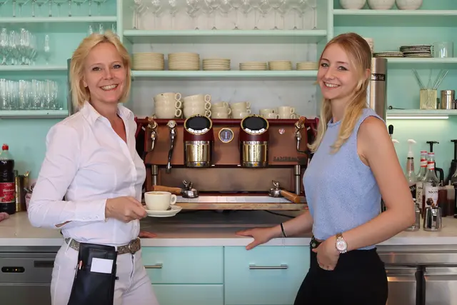 Sabine Goritschnig und Tochter Luca Fortuna haben in Althofen das „Café Les Fleurs“ eröffnet. | Foto: Stadtgemeinde Althofen