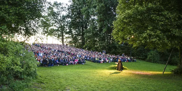 Auf der Naturbühne geht es heuer wieder um Leben und Tod. 2.000 Besucher können dies von der Tribüne aus mitverfolgen. | Foto: Wüfelspielgemeinde