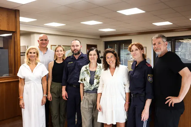 Gudula von Eysmondt (Produzentin/Mona Film), Georg Overs (GF Region Villach Tourismus GmbH), Margit Dietrich (Carinthia Film Commission), Clemens Berndorff (Polizist Christian Rauchenberger), Pia Hierzegger (Drehbuch &amp; Chefinspektorin Acham), Martina Plamenig (Carinthia Film Commission), Jutta Fastian (Polizistin Martina Schober) und Andreas Prochaska (Regie) (von links). | Foto:  Mona Film/Victoria Herbig