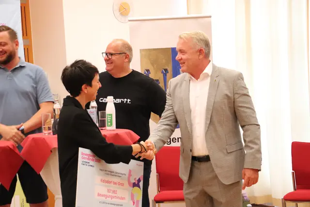 Sandra Marzcik-Zettinig überreicht Bgm. Manfred Komericky die Siegerurkunde.  | Foto: Edith Ertl