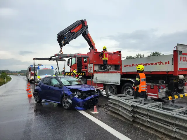 Ein PKW war in die bauliche Mitteltrennung gekracht. | Foto: Freiwillige Feuerwehr Grafenwörth