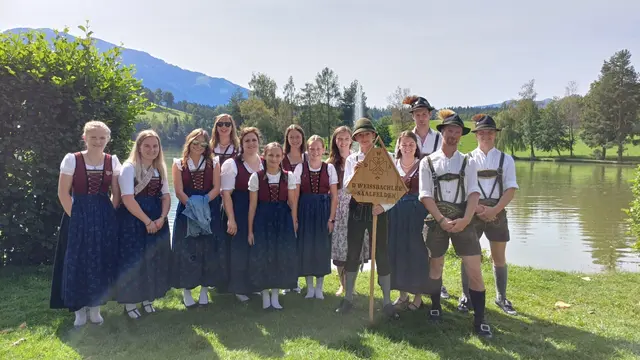 Beim Verein haben auch die Mädls die Möglichkeit, das Schuachplattn auszuprobieren. | Foto: D'Weissbachler Saalfelden