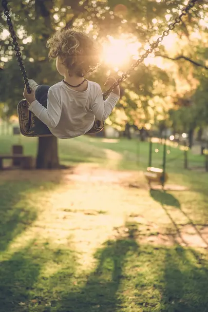 Nicht alle Grazer Spielplätze verfügen über schattenspendende Bäume. | Foto: Johnny Cohen/Unsplash