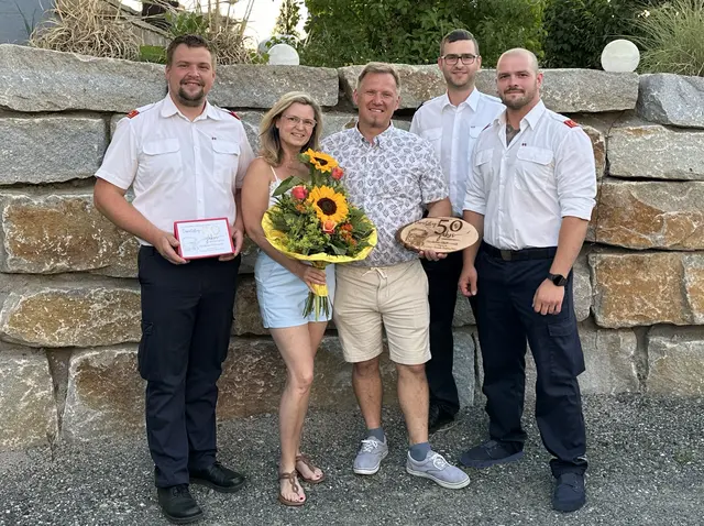 Mitglieder der Freiwilligen Feuerwehr Göpfritz/Wild gratulierten Ernst Maier (Bildmitte) und überbrachten seiner Gattin Barbara einen Blumenstrauß. | Foto: FF Göpfritz an der Wild