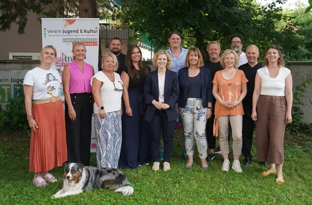 Zu Besuch im Kompetenzzentrum für Jugendarbeit: Bundesministerin für Frauen, Wissenschaft und Forschung Eva-Maria Holzleitner (Mitte)
(v.l.n.r.: Martina Gröschl (Jugend- und Suchtberatung AUFTRIEB), Nationalrätin Petra Tanzler, Stadträtin Sabine Bugnar, Norbert Rosnak-Husar (Jugendintensivbetreuung TRIEBFEDER), Kim Paulesits (stv. GF Jugend &amp; Kultur), Eva-Maria Holzleitner, Michael Mayer, Susanne Marton (GF Jugend &amp; Kultur), Vizebürgermeister Rainer Spenger, Landesrätin Eva Prischl, Conrad Heßler (Jugend- und Kulturhaus TRIEBWERK), Michael Rosecker (Vorstand Jugend &amp; Kultur), Nadja Rosnak-Husar (Schulsozialarbeit AUFTRIEB). | Foto: Verein Jugend &amp; Kultur